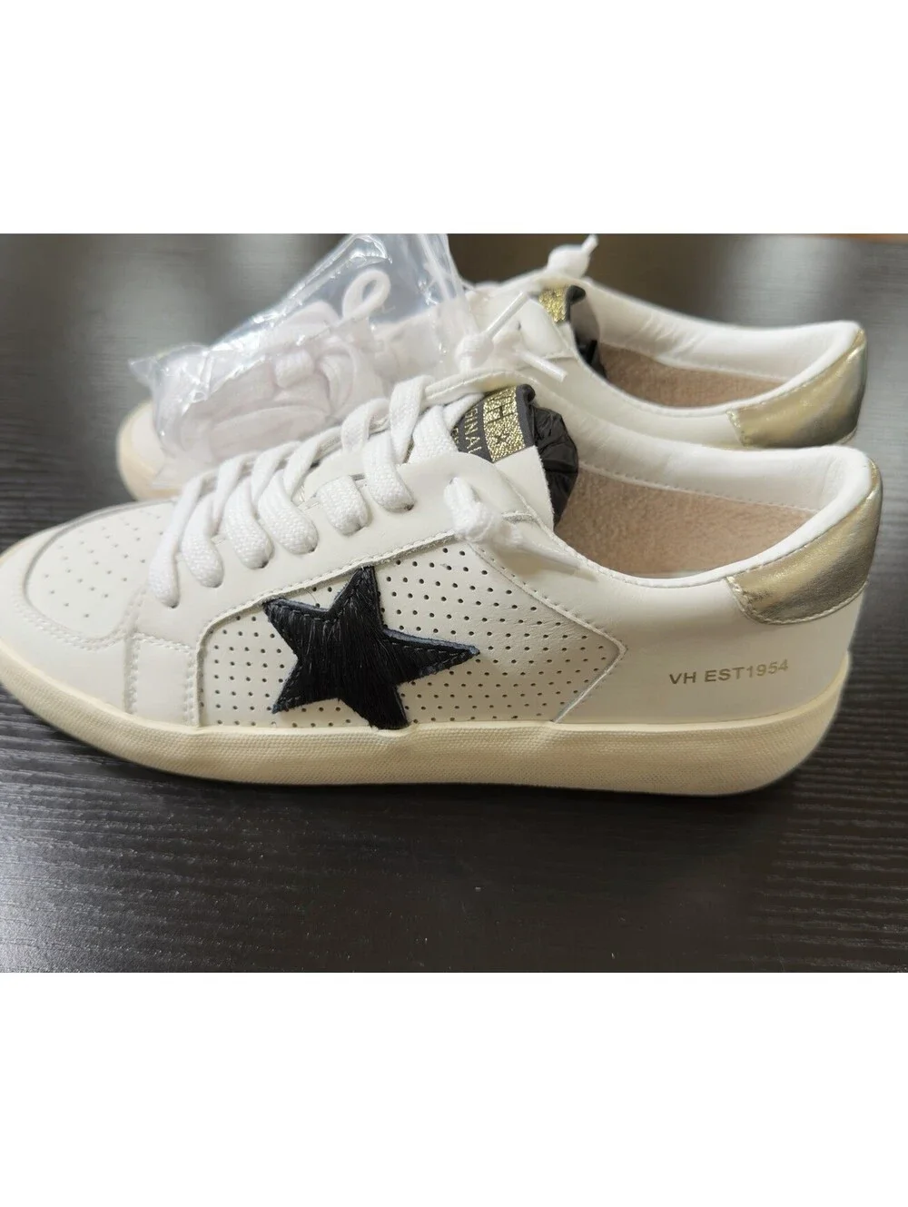 Size 7 Vintage Havana VH Whilte Silver Star Women’s Sneakers  Est. 1954 Nwt